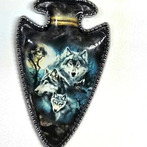 NWOT Gorgeous Wolf Pattern Pendant Necklace